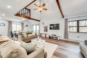 Smart TV, fireplace, video games - The Eagle's Nest Chalet - Hot Tub & Fire Pit (Pocono Lake)