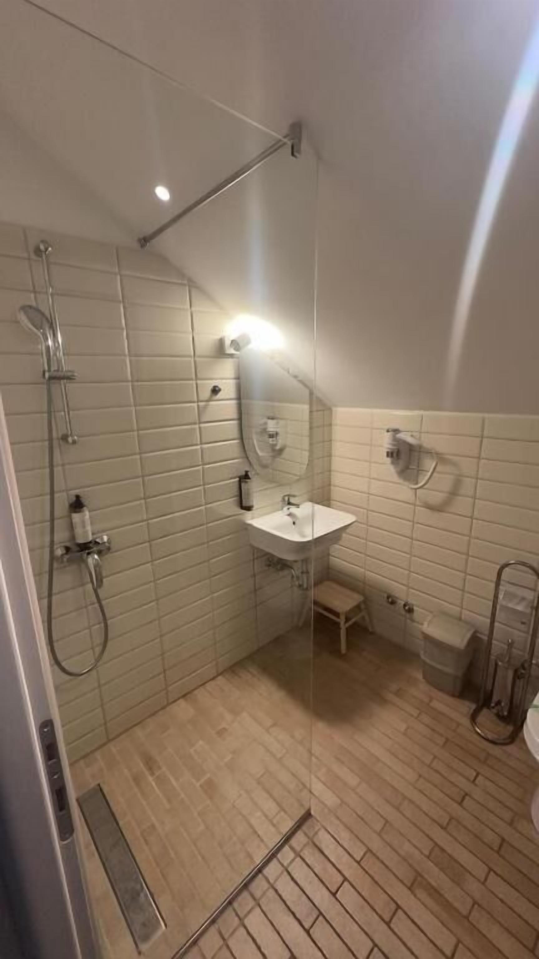 Une petite salle de bain avec une douche, un lavabo et des toilettes.