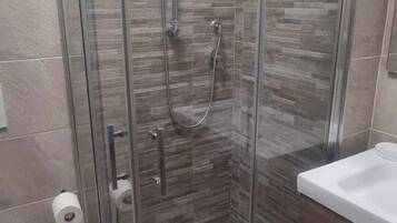 Dusche, Haartrockner, Bidet, Handtücher