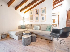 Standard Apartment, Courtyard View | Living area