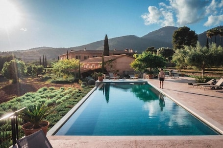 Una piscina al aire libre de temporada. Finca Es Cabàs