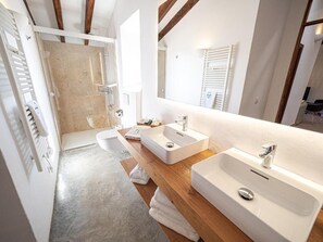 Appartement Standard, vue cour intérieure | Salle de bain
