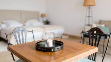 Deluxe suite, uitzicht op tuin | Geluiddichte muren, een strijkplank/strijkijzer, gratis wifi