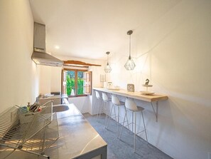 Standard Apartment, Courtyard View | Private kitchen