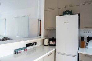 Fridge, oven, stovetop, coffee/tea maker - Special Launch Price! Amazing Sea View 1BR Villa, Garden & Gym (Polis Chrysochous)