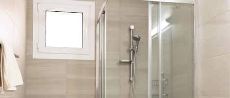 Dusche, Haartrockner, Handtücher, Shampoo