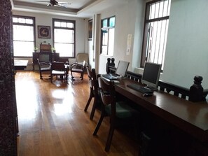 Estudio clásico, balcón, vistas a la ciudad | Interior