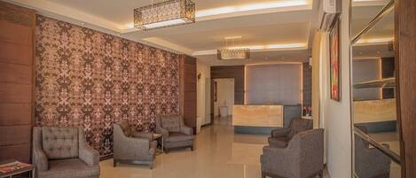 Chambre Double Classique, balcon, vue ville | Hall