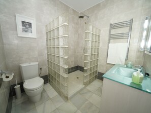 Shower, hair dryer, towels, soap - Stunning Villa (AN)