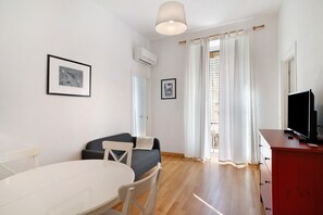 TV - Apartment 'Casa Margherita' with Sea View, Wi-Fi and Air Conditioning (Diano Marina)