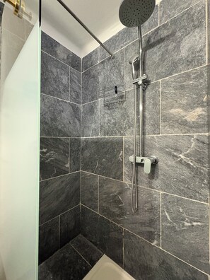 Shower, hair dryer, towels, soap - Apartment & TerraceS t-Rémy Conciergerie Maurin (SAINT REMY DE PROVENCE)