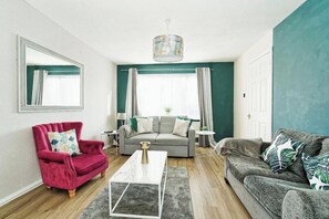 Living area - Charming 3 Bedroom House Near Canterbury Centre (Canterbury)