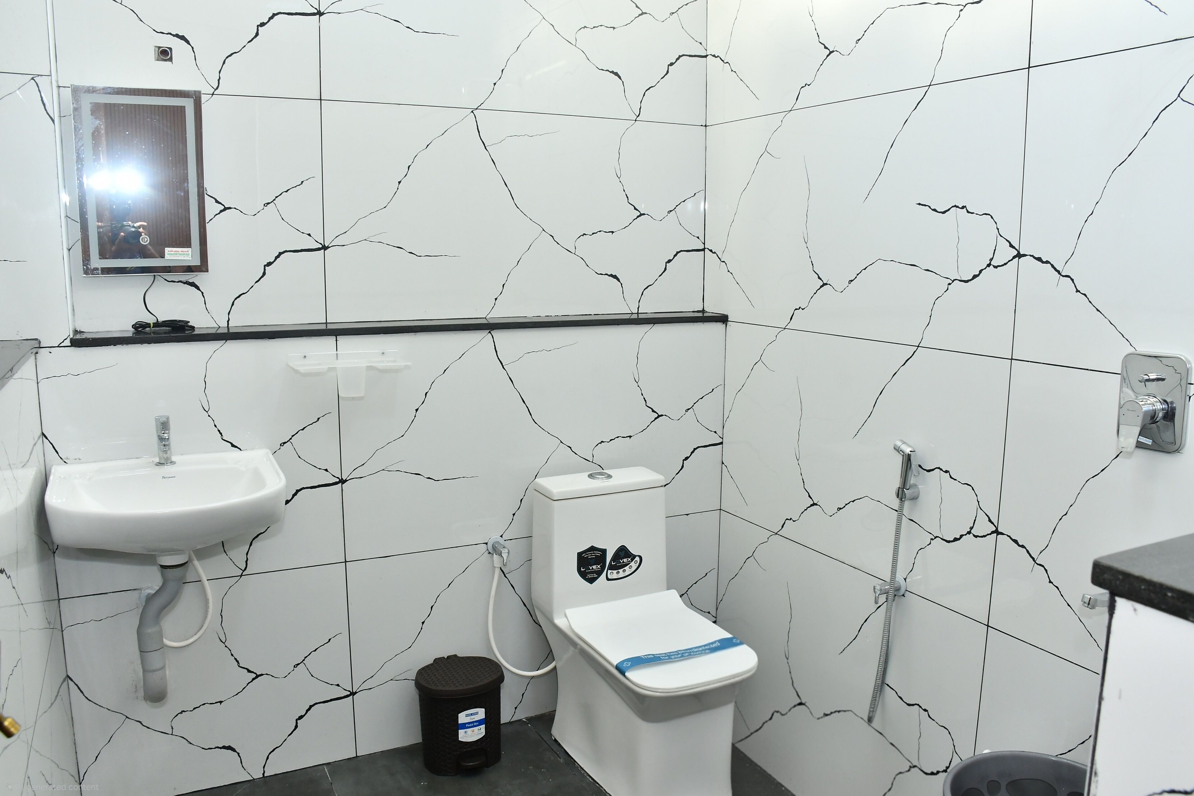 Et badeværelse med hvid vask, toilet og brusebad.
