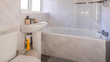 Ensemble douche/baignoire, baignoire relaxante profonde, sèche-cheveux