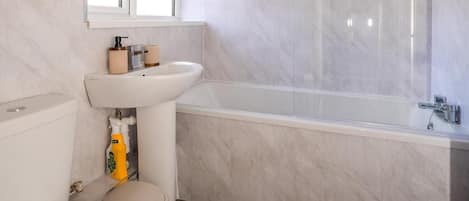 Combined shower/tub, deep soaking tub, hair dryer, towels