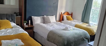 Apt - Sleeps 10 - Parking - Ideal for Contractors