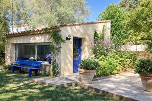 A small building with a blue door, a bench, and potted plants. - Sweet Pea sunny cottage in Vence with pool garden private parking (Vence)