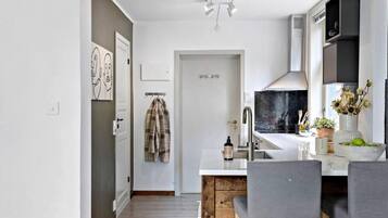 Studio, 1 Bedroom | Dining room