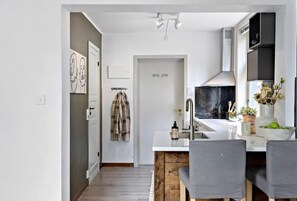 Studio, 1 Bedroom | Dining room - Koselig Leilighet ved Solsiden (Trondheim)