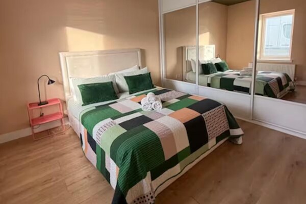 Near Airport/stadium/zoo- Pets- Parking- Sleeps 10 - Edinburgh, UK