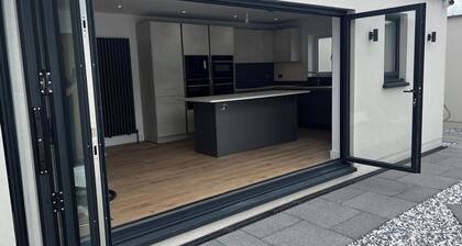 Near Airport/stadium/zoo- Pets- Parking- Sleeps 10