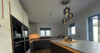 Near Airport/stadium/zoo- Pets- Parking- Sleeps 10