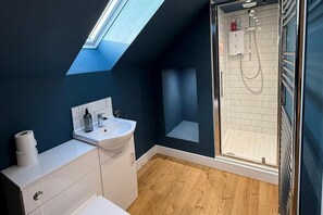 Combined shower/tub, deep soaking tub, hair dryer, towels