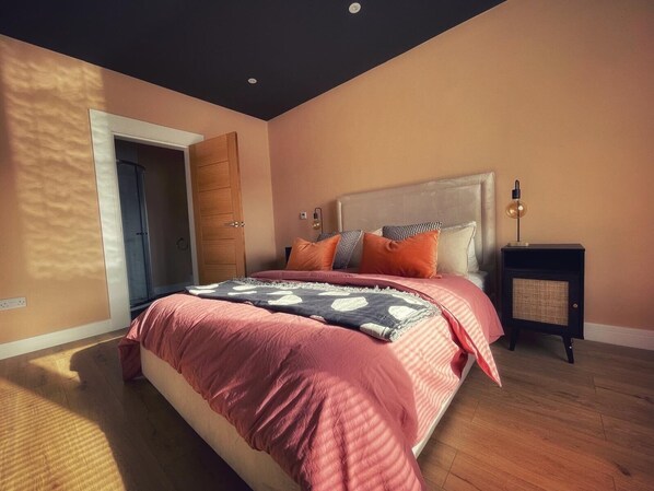 5 bedrooms, iron/ironing board, free WiFi, bed sheets