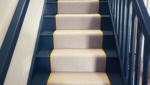 A staircase with carpeted steps and a black handrail. - 5 Bed House/sleeps10/free Parking/pets/city Centre (Edinburgh)
