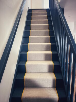 A staircase with carpeted steps and a black handrail. - 5 Bed House/sleeps10/free Parking/pets/city Centre (Edinburgh)