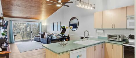 콘도, 침대(여러 개), 발코니 (Branson Breeze Escape) | 전용 주방