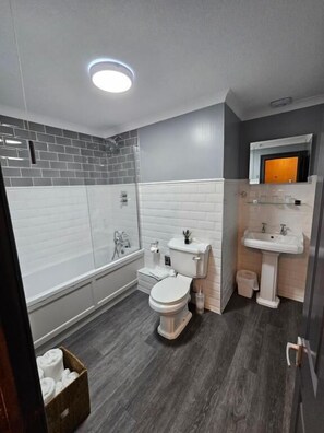 Bathroom - Beacons Guest House (Brecon)