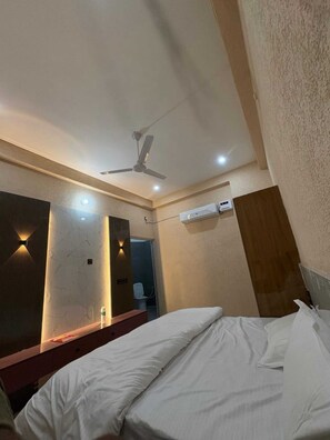 Deluxe Room | Rollaway beds, free WiFi, bed sheets - Hotel Keshav Palace (Mahwah)