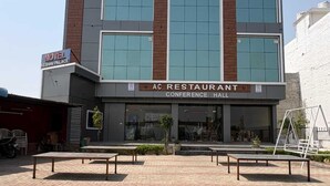 Un hotel chiamato Keshav Palace, dal design moderno, con un ristorante AC e una sala conferenze in evidenza.