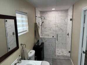 Shower, towels, soap, toilet paper - Cozy 1-bedroom studio, Near Daffin Park, 10 min away from Downtown, on bus route (Savannah)