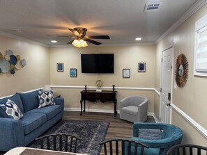 TV - Cozy 1-bedroom studio, Near Daffin Park, 10 min away from Downtown, on bus route (Savannah)