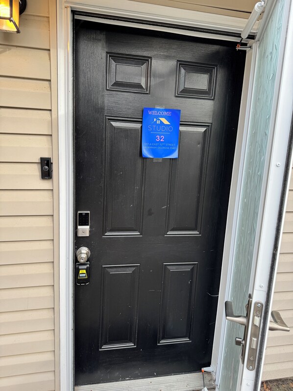 Exterior detail - Cozy 1-bedroom studio, Near Daffin Park, 10 min away from Downtown, on bus route (Savannah)