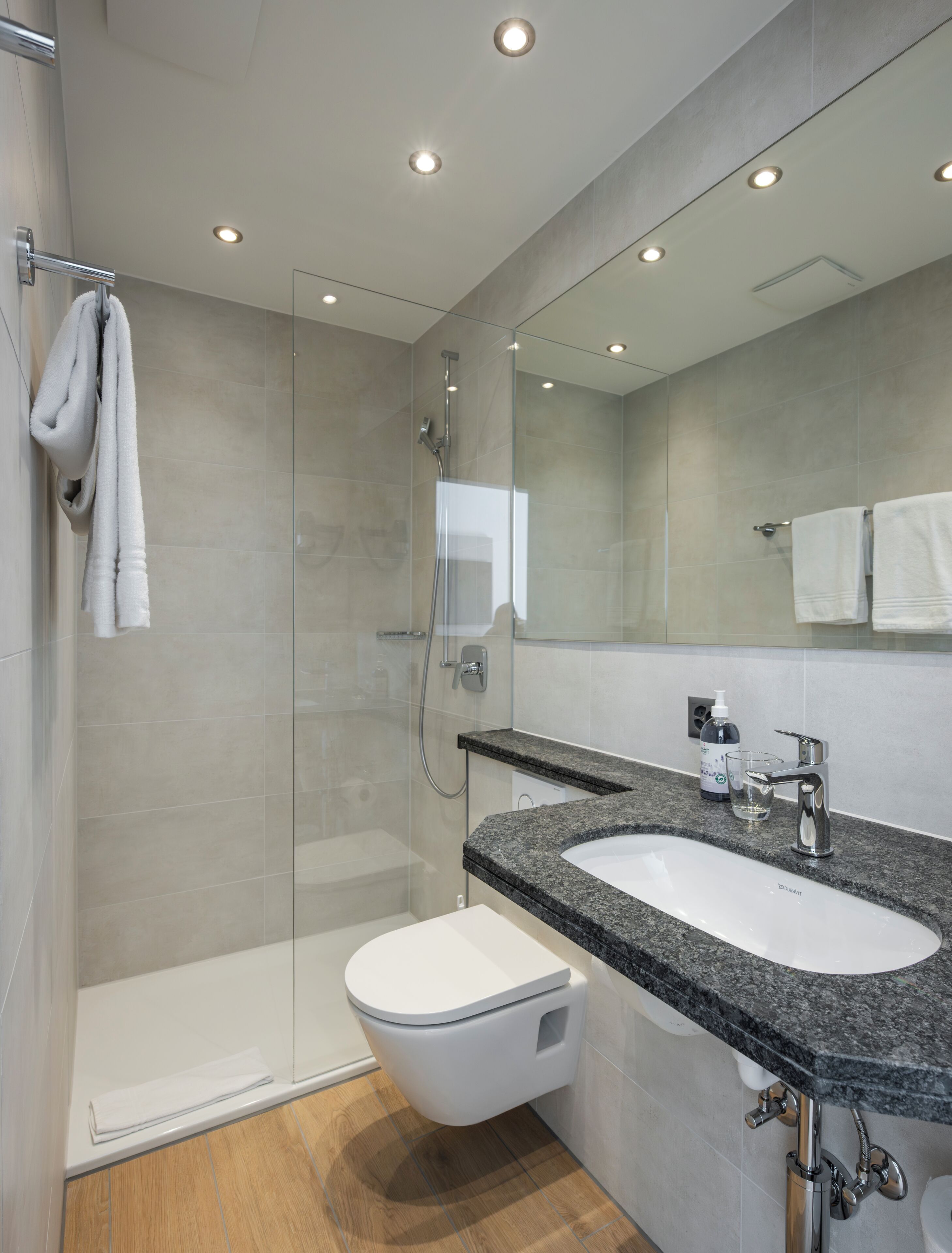 Appartement Standard, vue sur le jardin | Salle de bain | Douche, séchoir à cheveux, serviettes fournies, savon