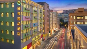 A multi-story hotel with a row of windows on the ground floor, likely indicating guest rooms. - SHENZHEN CHENGBANG LIGHT LUXURY APARTMENTS (Shenzhen)
