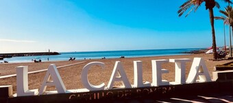 Apartamento vacacional 'Castillo Dream' con vistas al mar, Wi-Fi y aire acondicionado