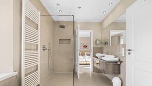 Shower, hair dryer, towels - Holiday apartment Lille Hus 2 in St. Peter-Ording with shared sauna and balcony (Sankt Peter-Ording)