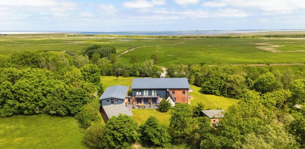 A large house with a spacious lawn and a view of the sea. - Holiday apartment Lille Hus 3 in St. Peter-Ording with shared sauna (Sankt Peter-Ording)