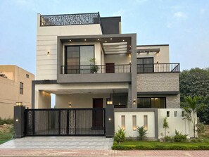 المنشأة من الخارج