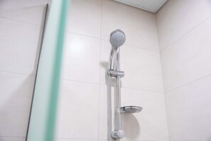 Shower, hair dryer, towels - Free housekeeping visits during your stay - StayShort - Cozy Studio in Sposrt City that Sleeps 3 (Sports City)