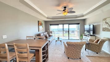 Appartement, meerdere bedden, patio (Sunset Ridge) | Woonruimte