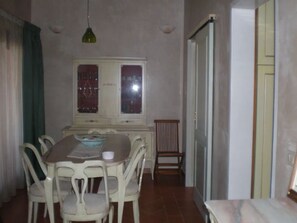 Vila, 2 quartos, piscina particular, vista para o jardim | Sala de jantar