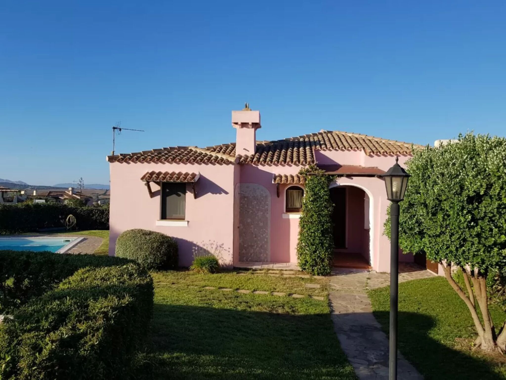 Vila, 2 quartos, piscina particular, vista para o jardim | Fachada