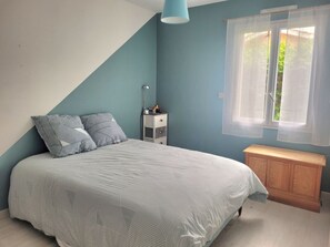 4 slaapkamers, een strijkplank/strijkijzer, gratis wifi, beddengoed