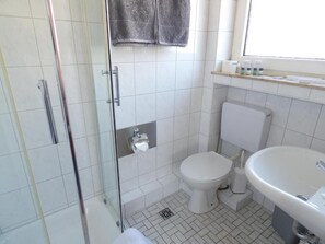 Douche, articles de toilette gratuits, sèche-cheveux, chaussons