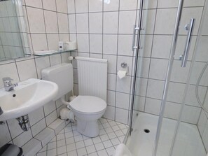 Dusj, toalettartikler (inkludert), hårføner og tøfler